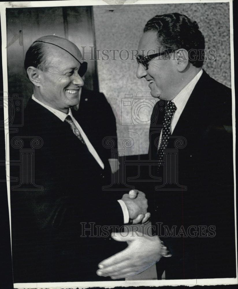 1974 Press Photo Moshe Dayan,Israel Defense Minister and US Sec Kissinger - Historic Images