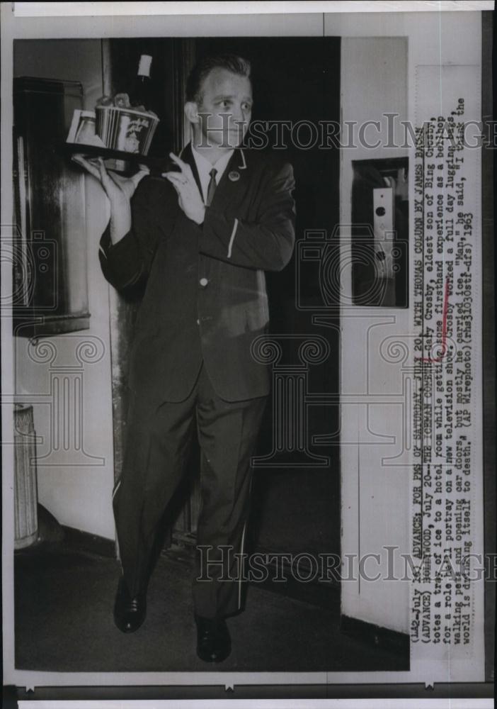 1963 Press Photo Gary Crosby  totes a tray of ice in his role as a Bellhop - Historic Images