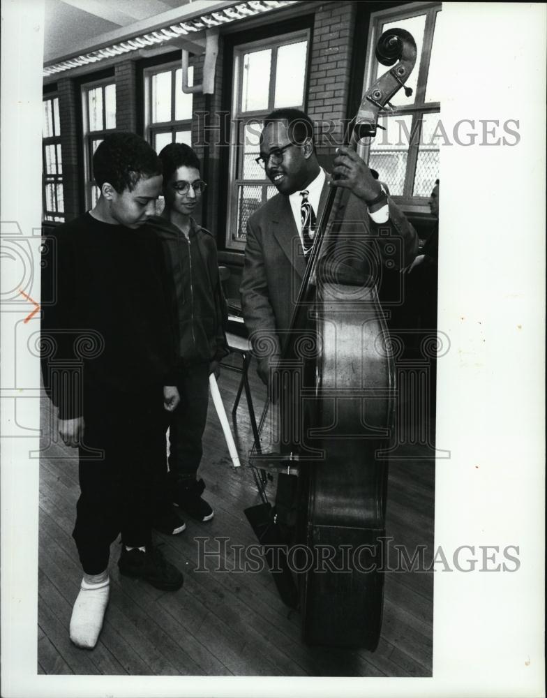 1995 Press Photo Bassist Christian McBride visits Martin Luther King Middle Scho - Historic Images