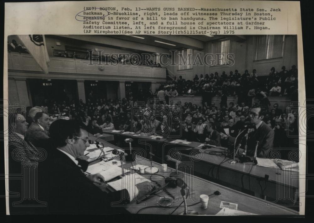 1975 Press Photo Massachusetts State Senator Jack Backman Speaking on Handguns - Historic Images