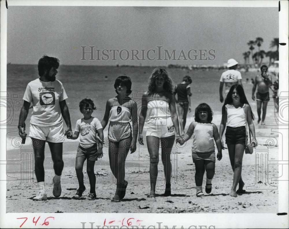 1981 Press Photo The Miller family on the beach in St Petersburg, Florida - Historic Images