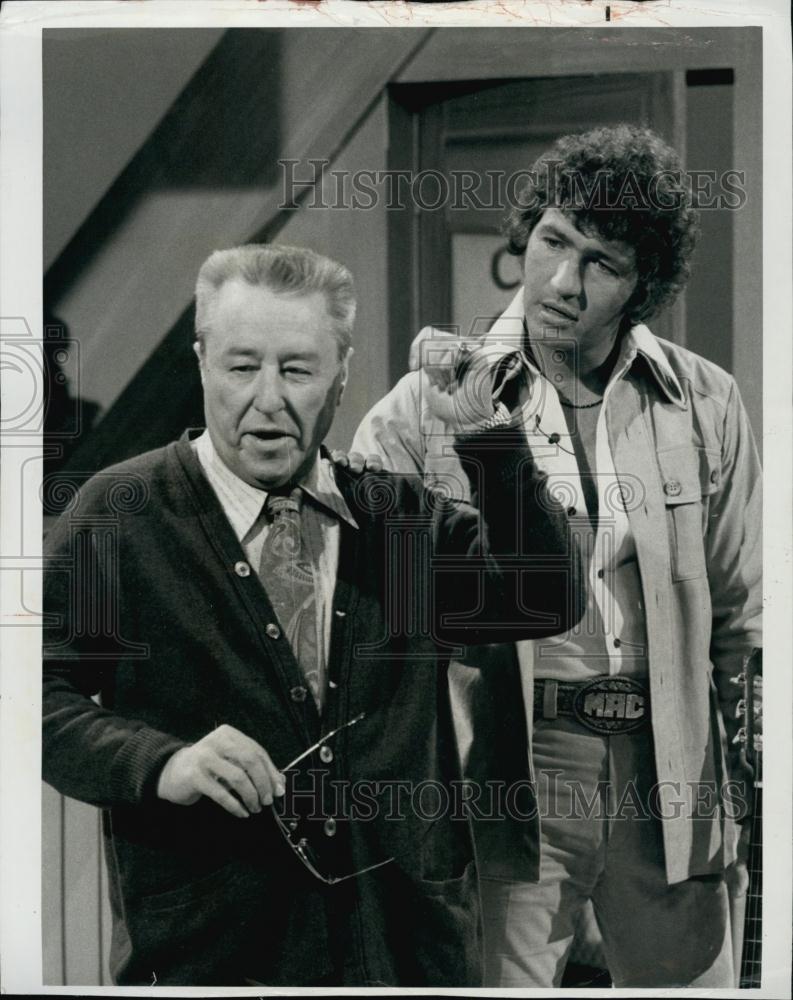 1974 Press Photo George Gobel and Mac Davis in &quot;The Mac Davis Show&quot; - RSL59761 - Historic Images