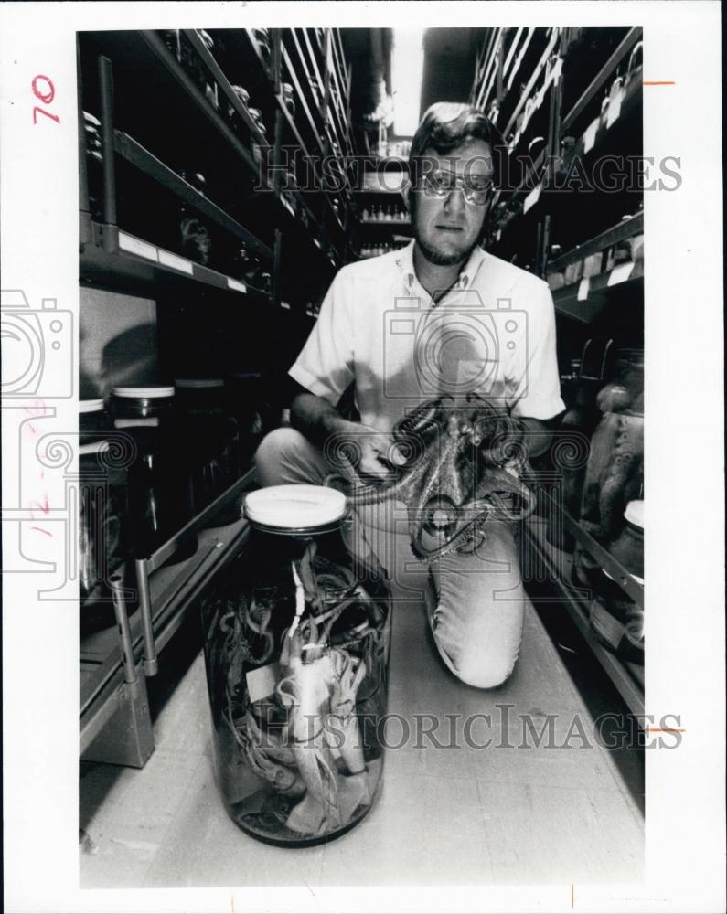 1986 Press Photo Clyde Roper Chariman Dept of Invertebrate Zoology National - Historic Images