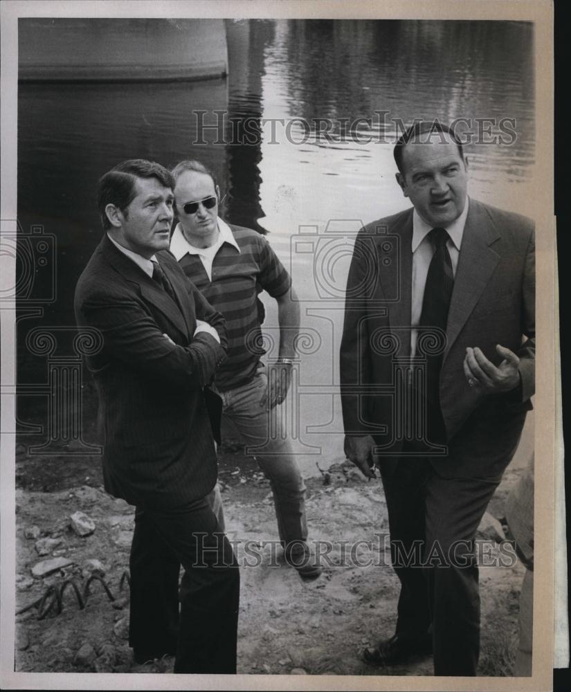 Press Photo Police Officials Searching Merrimack River Bank for Weapons - Historic Images