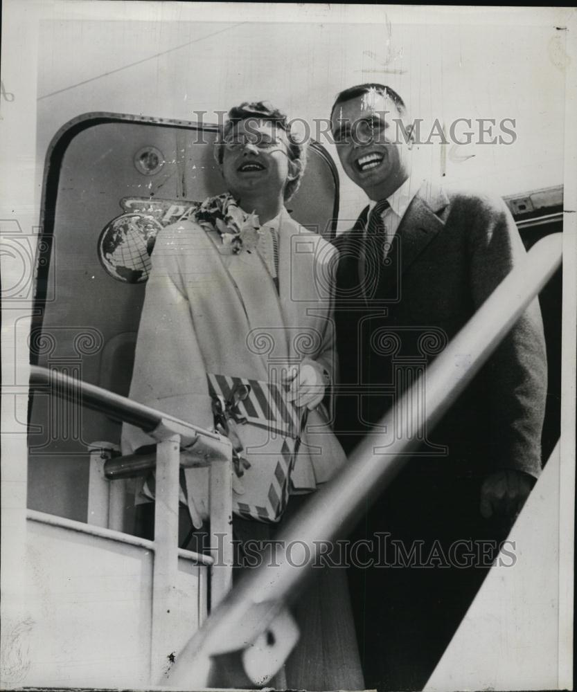 1954 Press Photo Sue Carlyn Kaiser &amp; Fiance Raymond Davis Wehle - RSL40527 - Historic Images