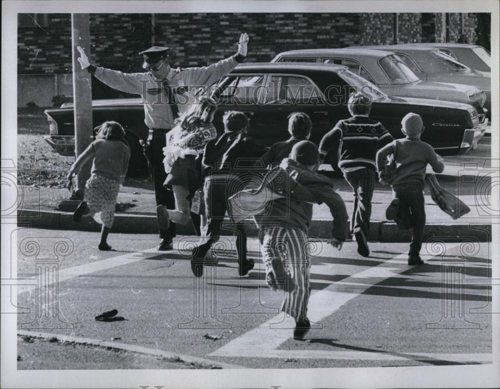 1971 Press Photo MDC Officer Angus McDonald Helping Kids Cross Street - Historic Images
