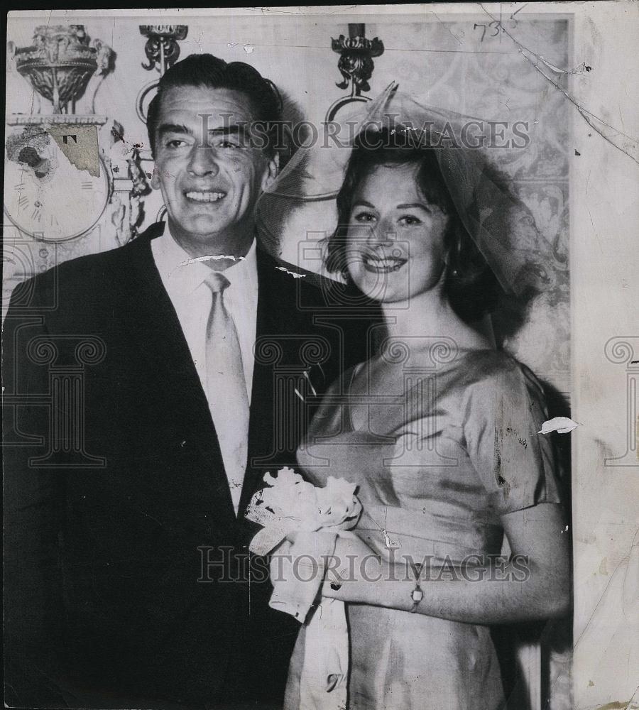 1959 Press Photo Actor Victor Mature with his new Bride Actress Adrienne Urwick - Historic Images