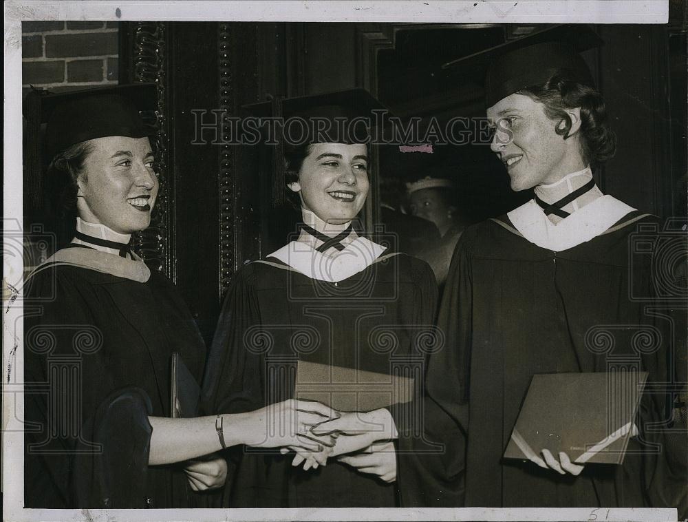 1955 Press Photo Alyce Vincent Receives her BS Patricia Dwyer, Winifred Dohert - Historic Images