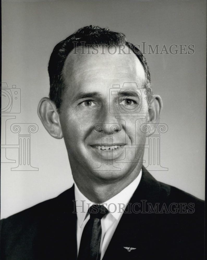1964 Press Photo Robert Cantrell Sales Manager Eastern Airlines Tampa Florida - Historic Images