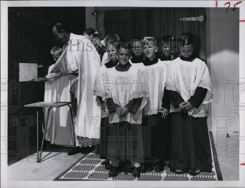 1962 Press Photo Altar boys &amp; Msgr George Cummings at Venice church - RSL98355 - Historic Images