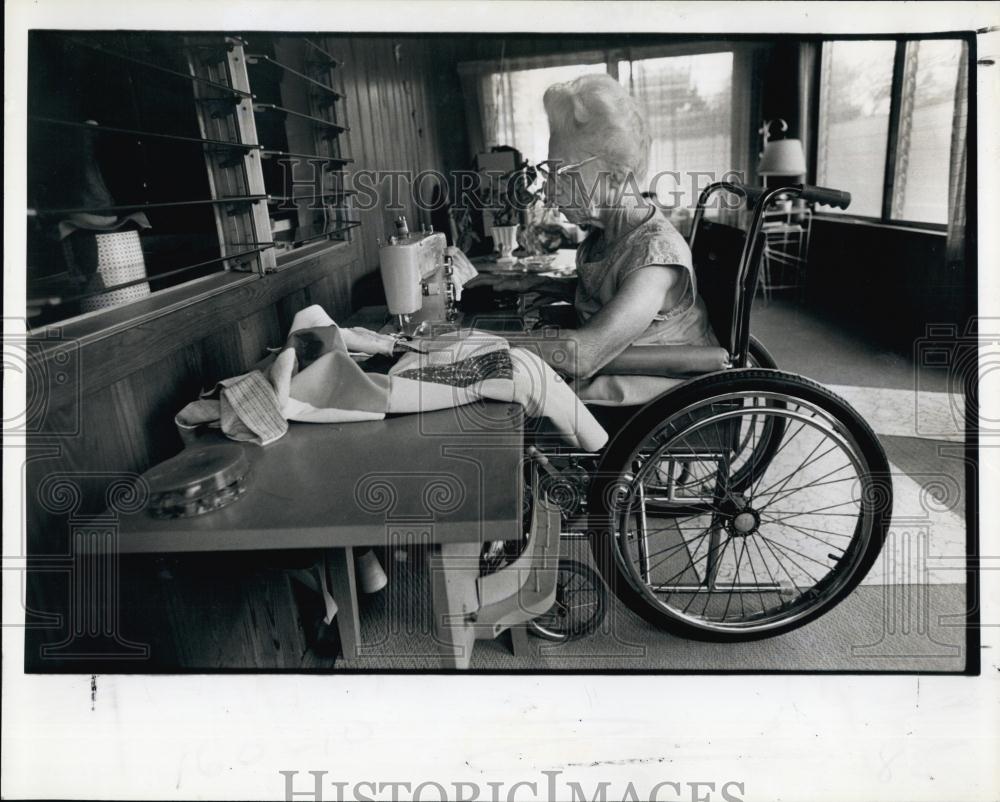 1975 Press Photo Rhea Mae Cato,and her doll fashions at home - RSL66211 - Historic Images