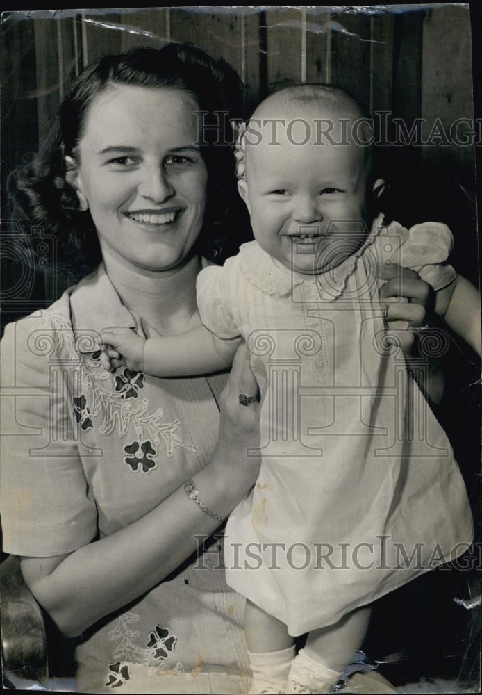 1943 Press Photo Mrs EC Queen &amp; Shirley Elaine Queen - RSL65179 - Historic Images