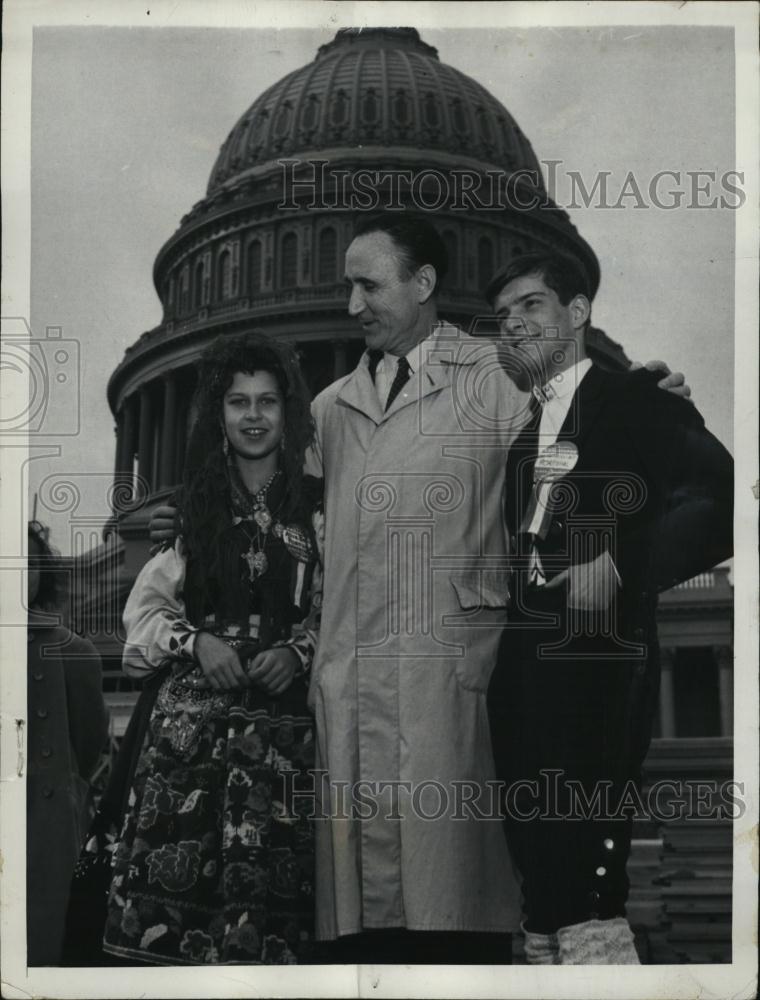 1957 Press Photo Senator Mike Mansfield With Alice Marie Barros &amp; Leonardo - Historic Images