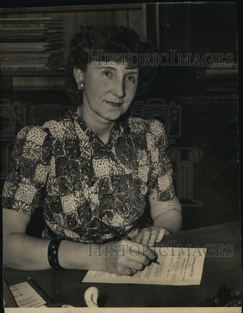 1944 Press Photo Mrs Marlon B Palmer gives advise on how to cook fish - Historic Images