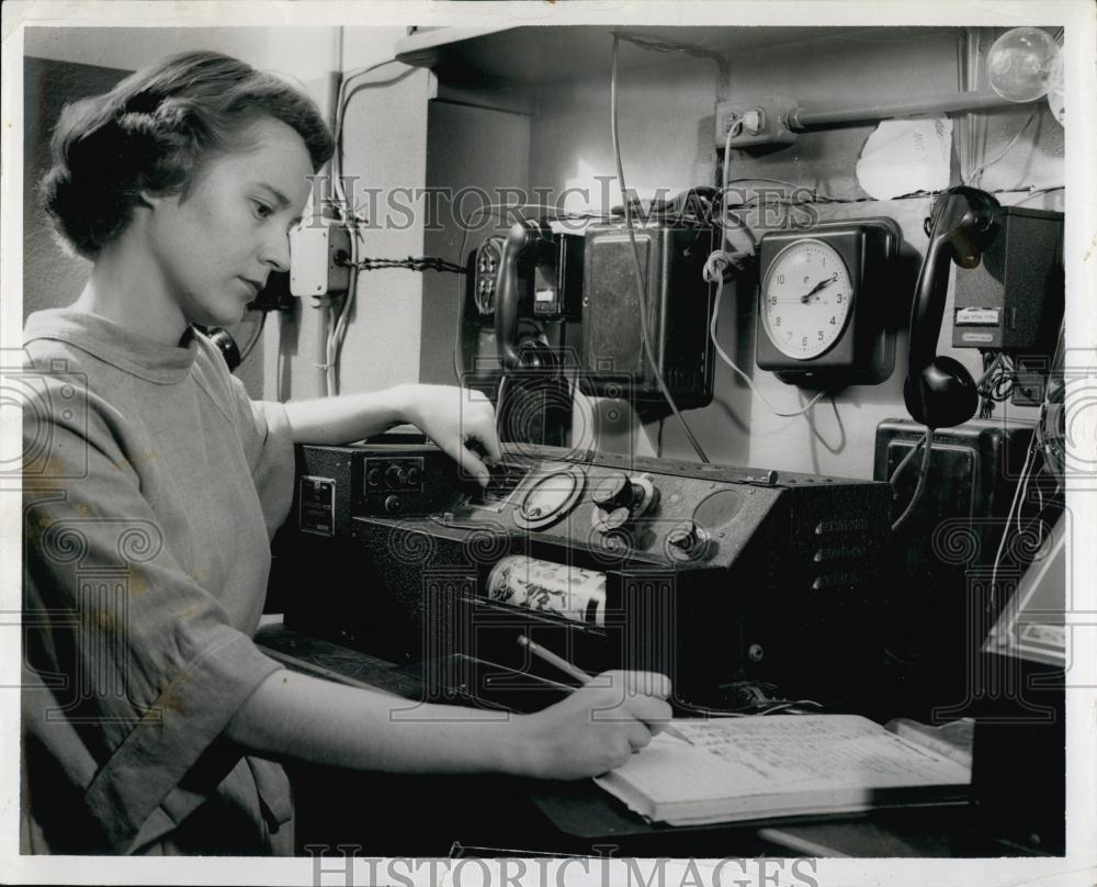 1953 Press Photo Times Photo Job Technician Operates Picture Receiving Machine - Historic Images