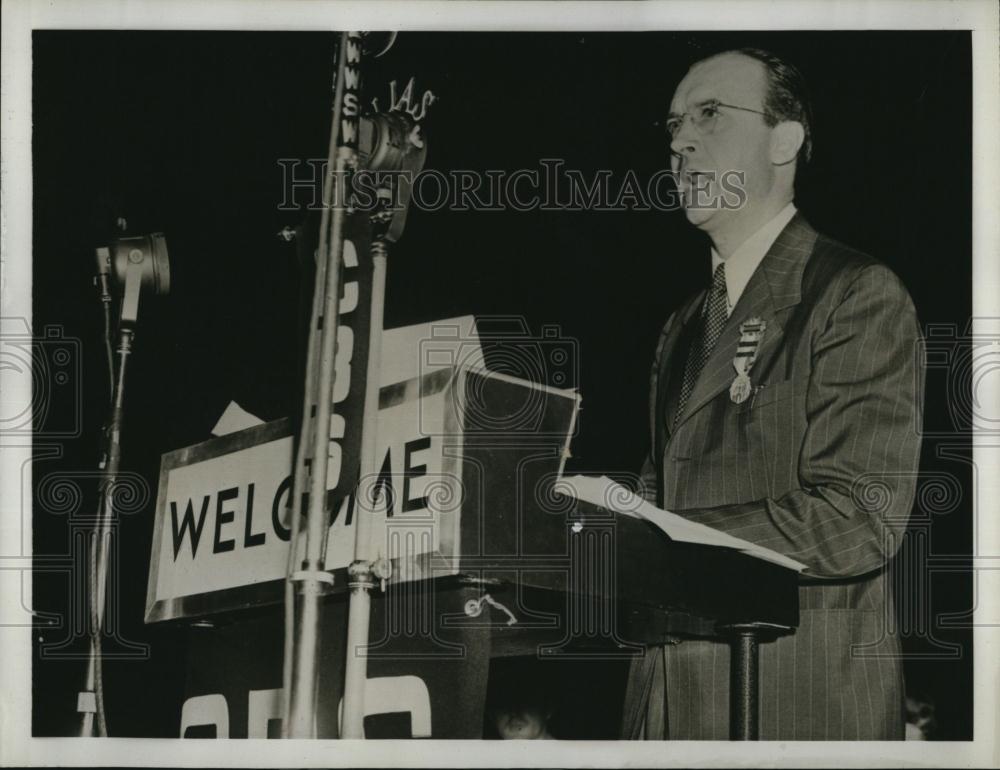 1939 Press Photo Pitt Maner, of Young Democrats reads PresRoosevelt message - Historic Images