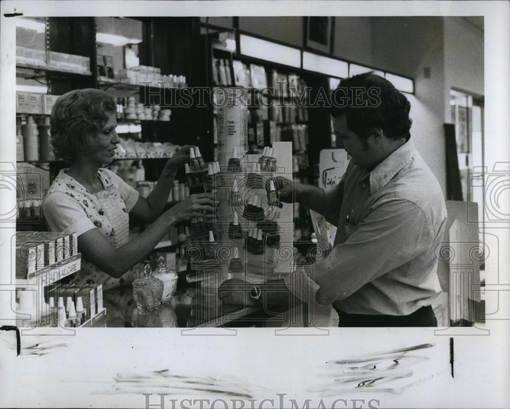 1977 Press Photo Stephen Miller owner Warren Pharmacy - RSL98645 - Historic Images