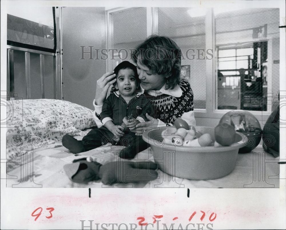 1981 Press Photo Mother Jeannie Qamar and Daughter Siara Rejoicing - RSL68627 - Historic Images