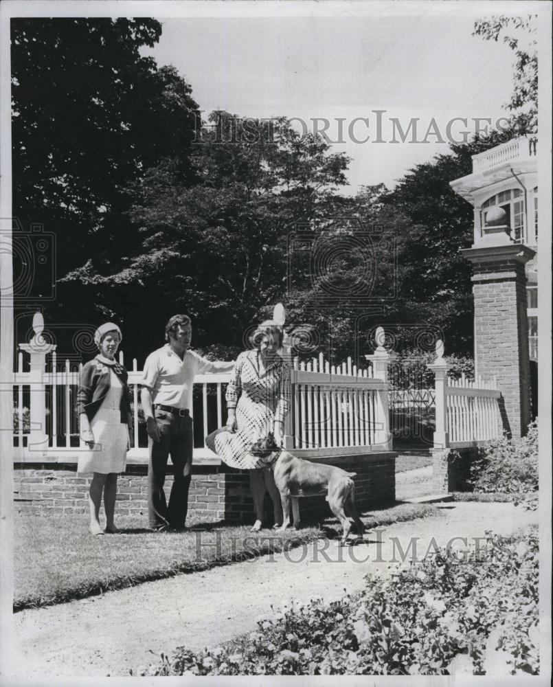 1971 Press Photo Glen Sauls Dirof Newport Festival talked with Myra Duvally - Historic Images