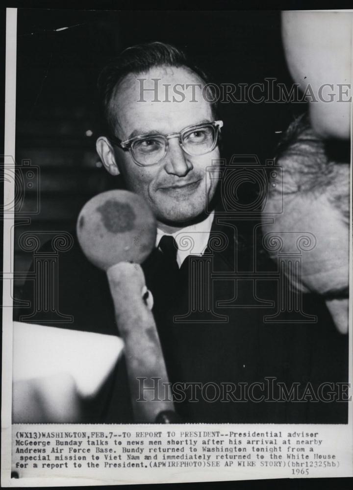 1965 Press Photo Presidential Advisor McGeorge Bundy Speaks ///to Reporters - Historic Images