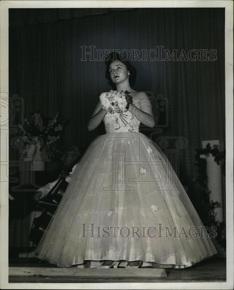 1958 Press Photo soprano Shirley Paonessa on stage - RSL94543 - Historic Images