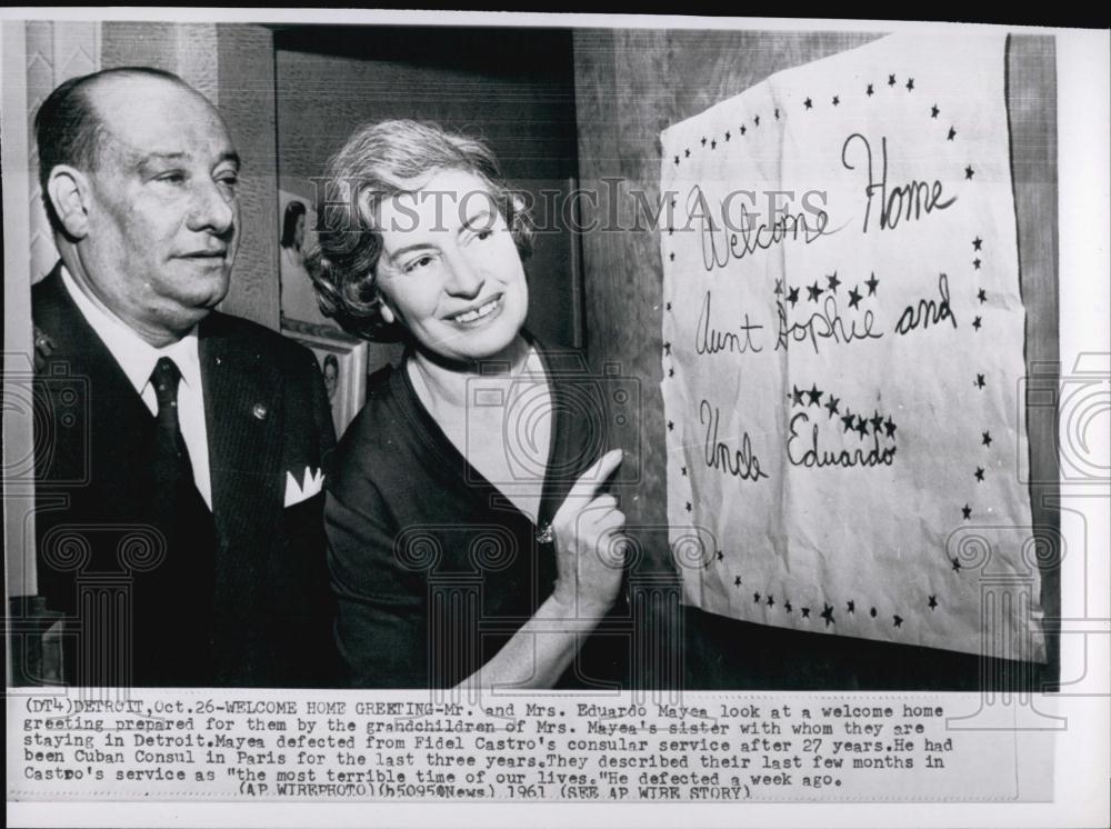 1961 Press Photo Mrand Mrs, Eduardo Mayea,Cuban Counsel look at home Greetings - Historic Images
