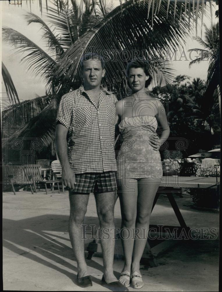 1954 Press Photo Mr and Mrs A Y Weinberg - RSL62107 - Historic Images