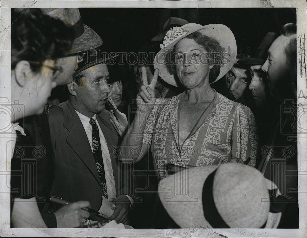 1943 Press Photo Ruth Mitchell Knowles Seeks To Finish War Bond Drive - Historic Images