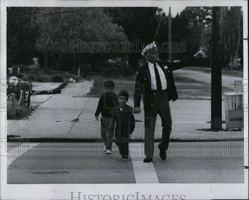 1984 Press Photo PoliceHarold Jamison of PA help children cross the Street - Historic Images