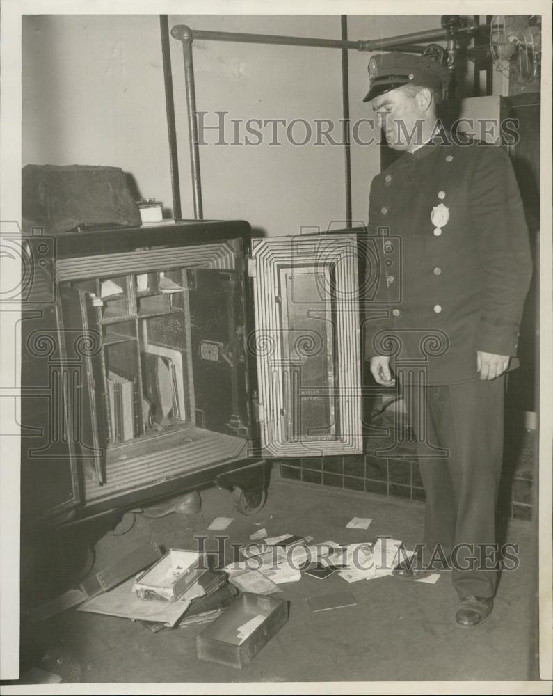 1949 Press Photo Patrolman JOhn Connors with loot left by bandits - RSL01383 - Historic Images