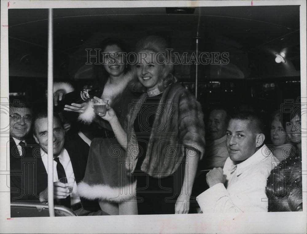 1968 Press Photo Mrs Jim Hellinger &amp; guests for Holiday Dinner theater - Historic Images