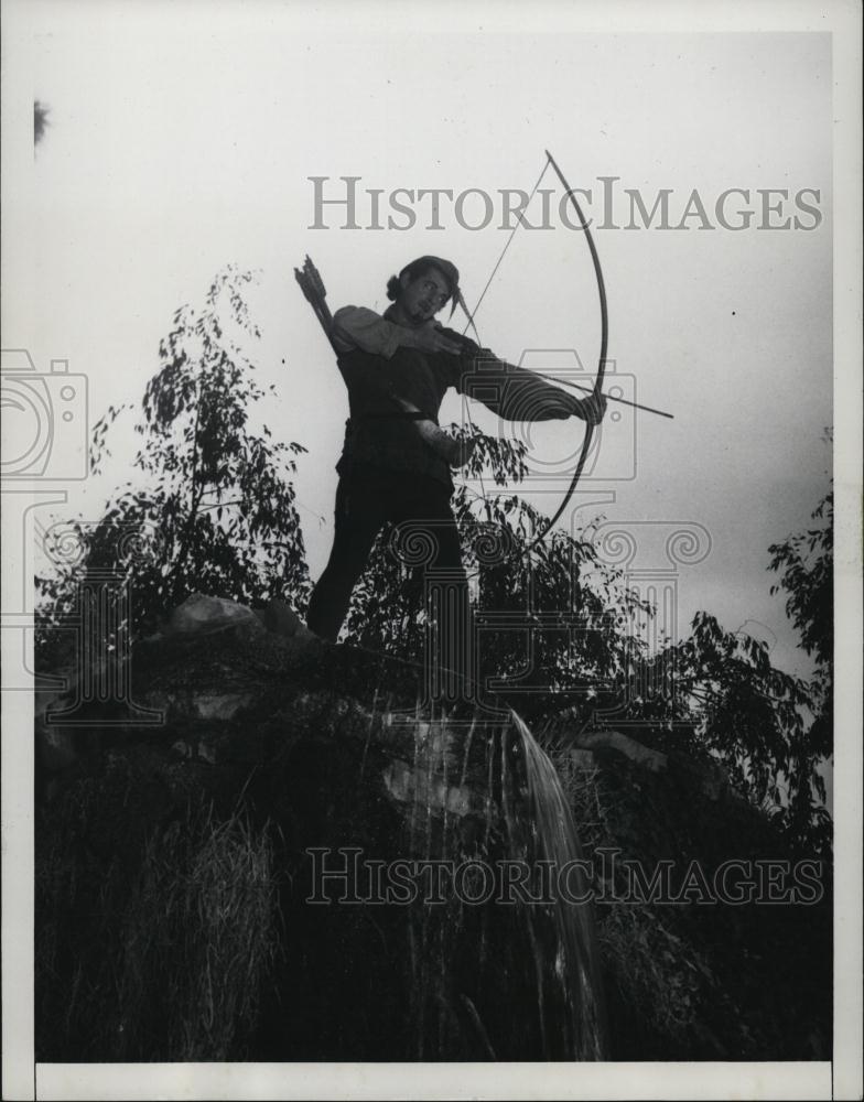 1951 Press Photo Actor Desmond Slattery As Robin Hood Silhouette Portrait - Historic Images