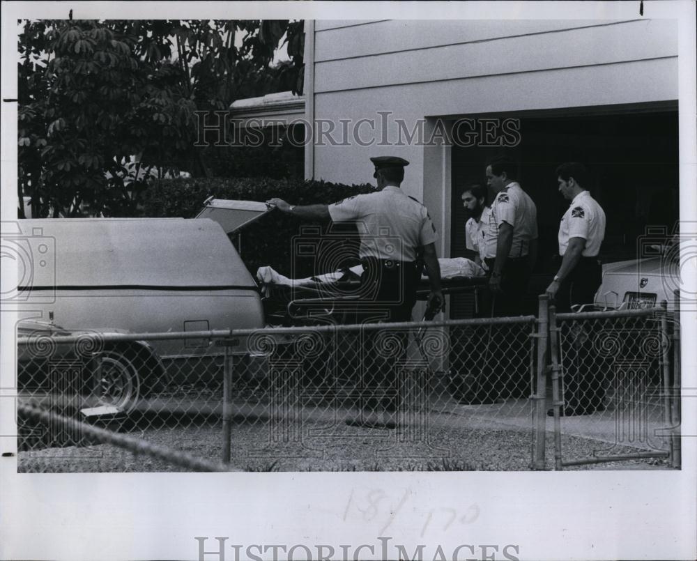 1981 Press Photo Police Removing bodies of Mr and Mrs Bangert from there home - Historic Images