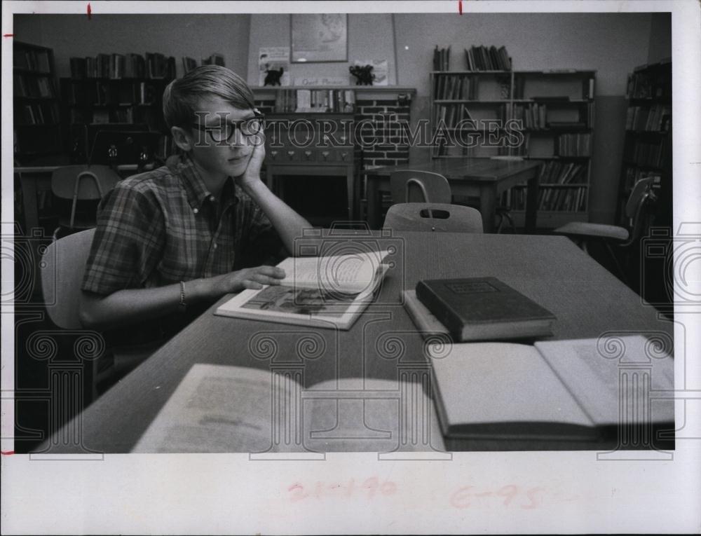 1969 Press Photo Danny Parish saving 2 year old water safety study library - Historic Images