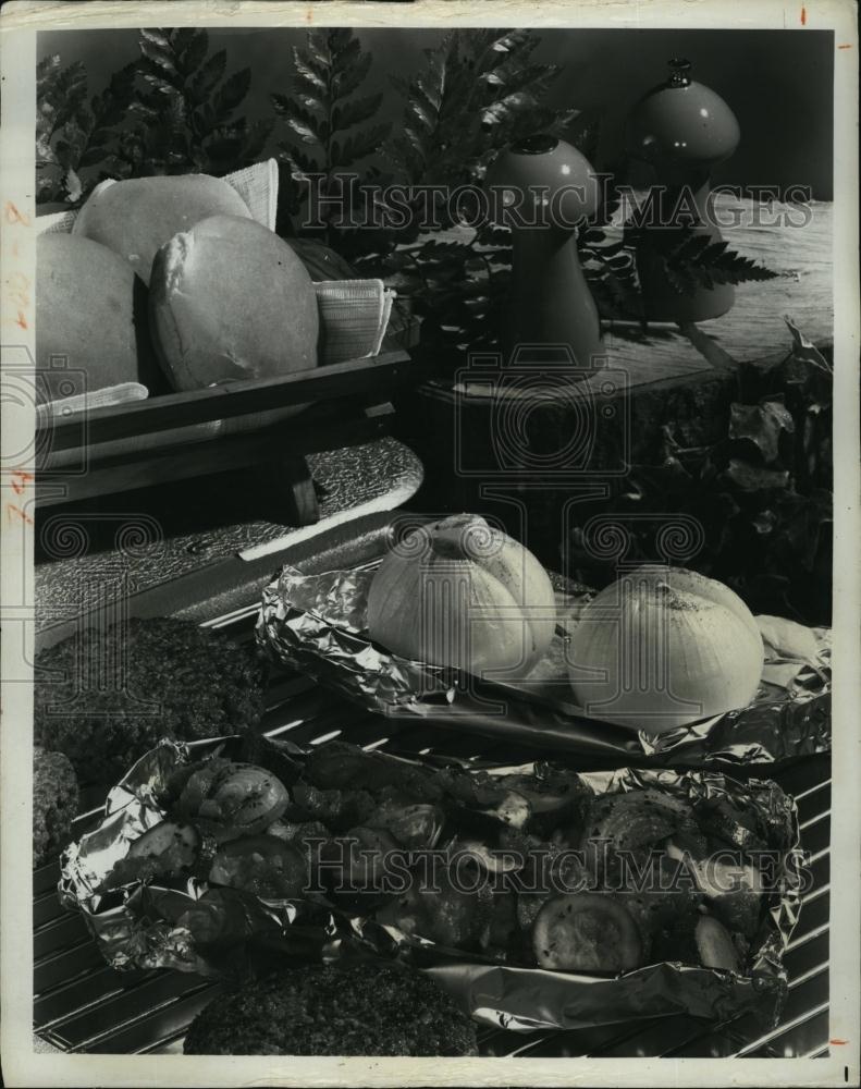 1974 Press Photo Bermuda Onions and Zucchini Mixture Grilled With Burgers - Historic Images