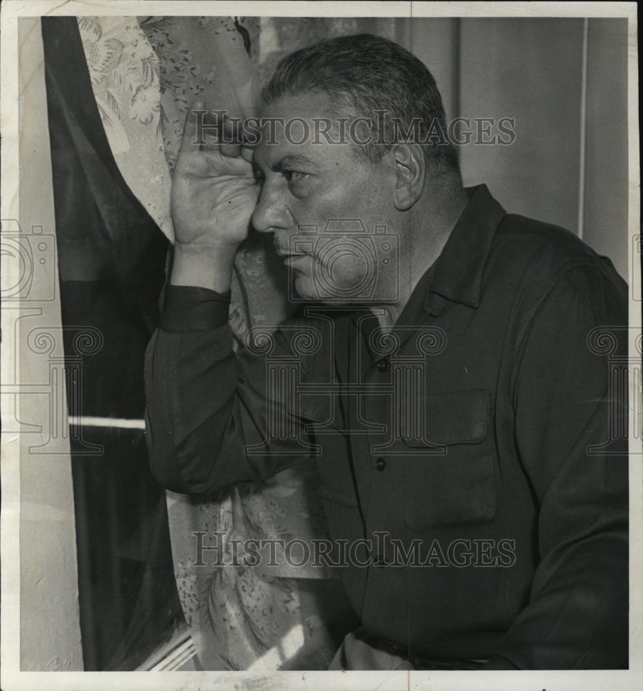 1958 Press Photo Amos Sorzillo Waiting for the Police to Come - RSL42407 - Historic Images