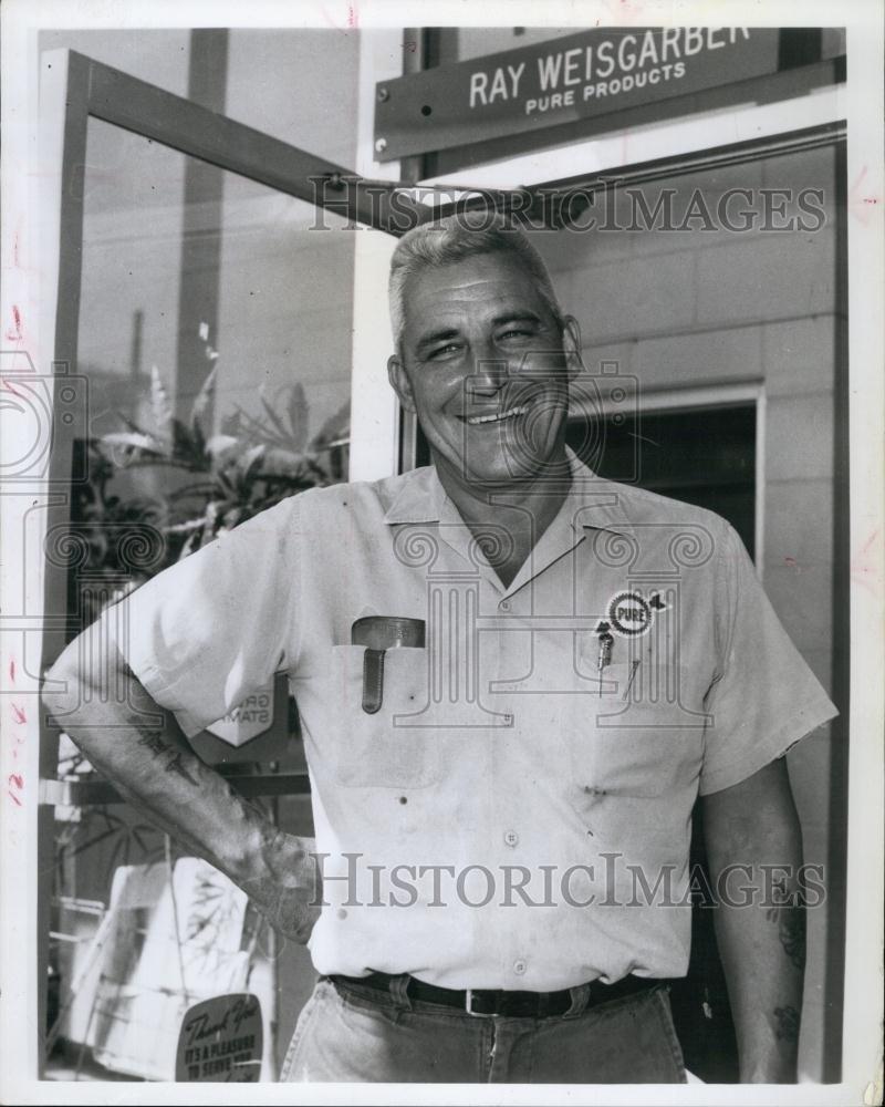 Press Photo Ray Weisgarber, Pure Oil Company Dealer - RSL65429 - Historic Images