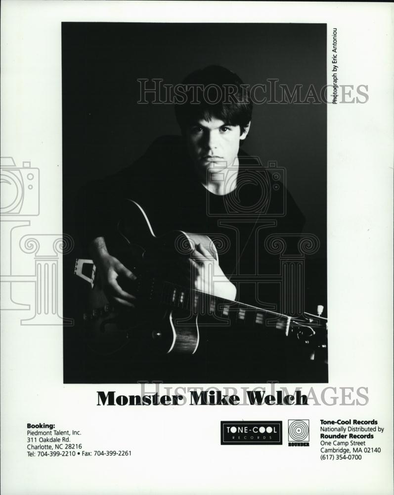 1997 Press Photo Musician &quot;Monster&quot; Mike Welch posing for photo - RSL43269 - Historic Images