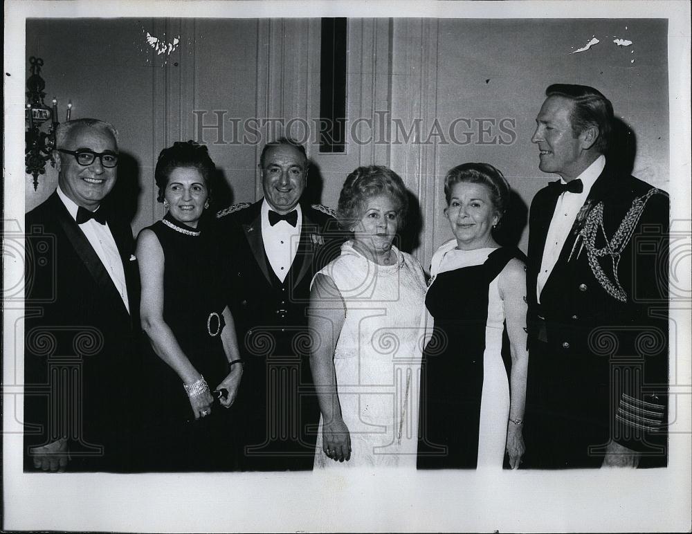 1971 Press Photo Anthony Viola and wife, Lt and Mrs Ernest J Montilio, Capt - Historic Images