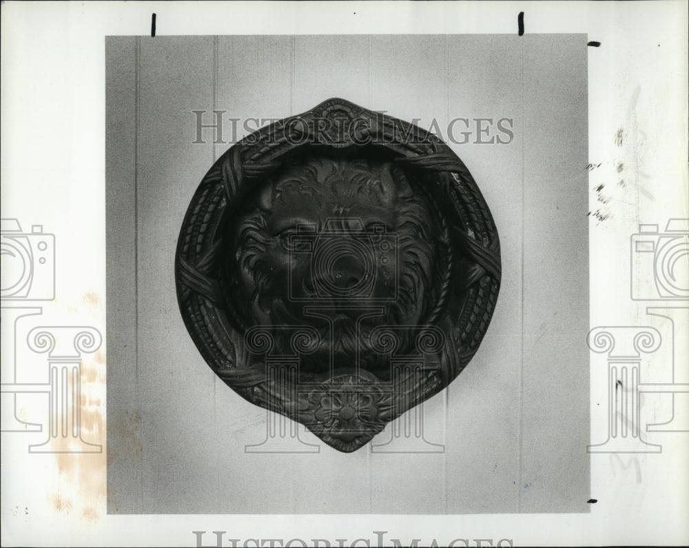 1991 Press Photo lion's head Allan Penner door Harbor Bluffs Waterfront - Historic Images