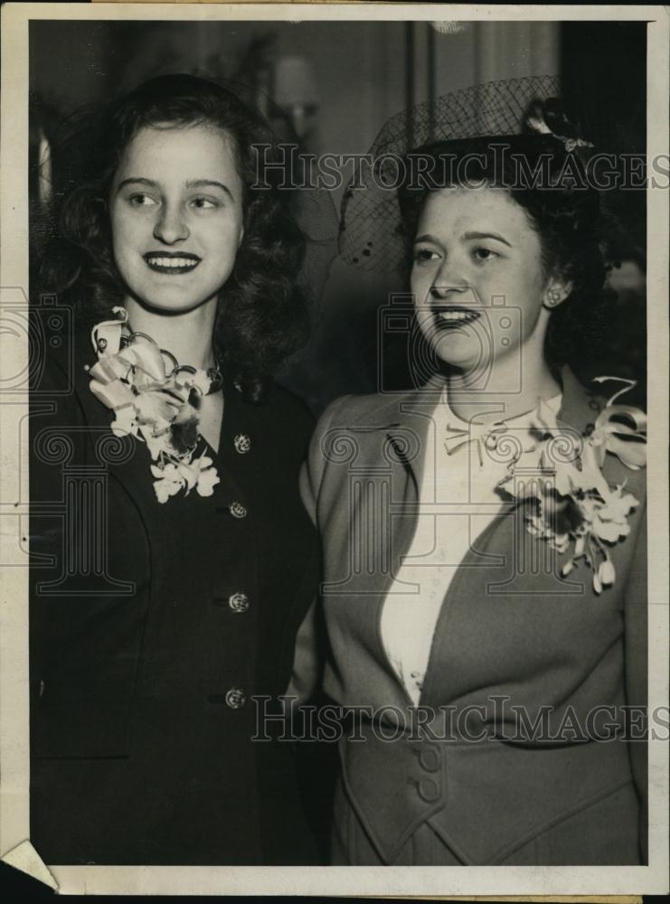 Press Photo Boston debutantes Barbara Clark Sosman &amp; Frances Stratton - Historic Images