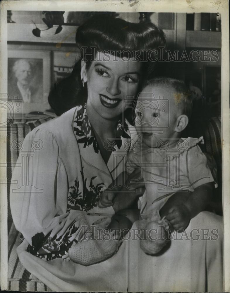 1943 Press Photo Rosalind Russell Actress With Son Carl Brisson - RSL79795 - Historic Images