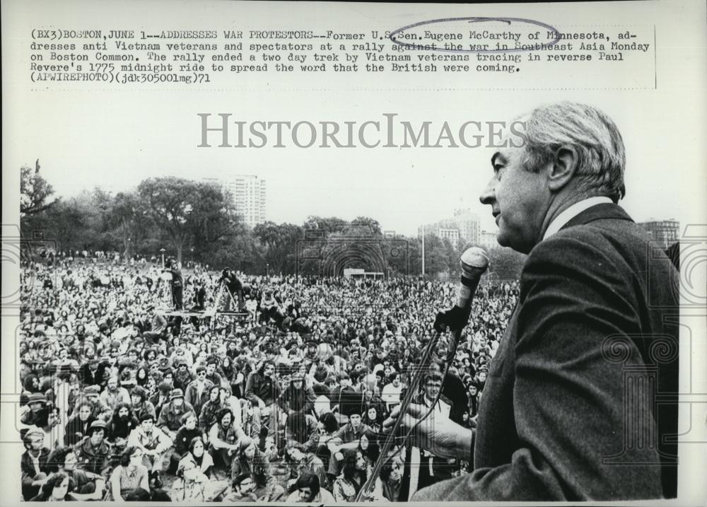 1968 Press Photo SenEugene McCarthy addressed to War Protestors in Boston - Historic Images
