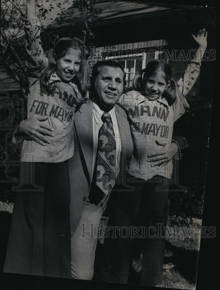 1973 Press Photo Mayor Theodore Mann Re-Elected with His Twin Daughters - Historic Images