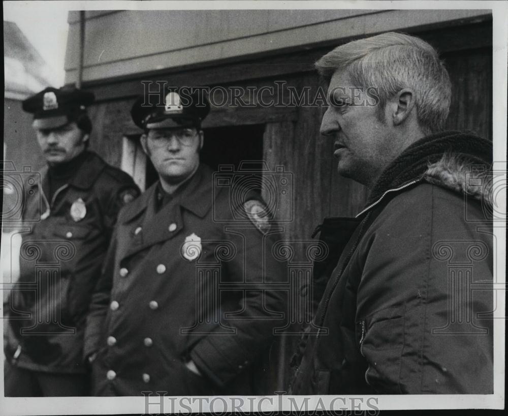 1975 Press Photo Police Officers Tim McCusker, Edward Lyons At Crime Scene - Historic Images