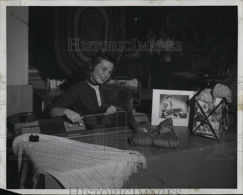 1953 Press Photo Joan Daly Winner Miss Massachusetts Using Knitting Machine - Historic Images