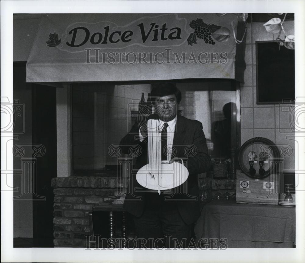 1987 Press Photo Ceasar Tini, Dolce Vita Restaurant - RSL98269 - Historic Images