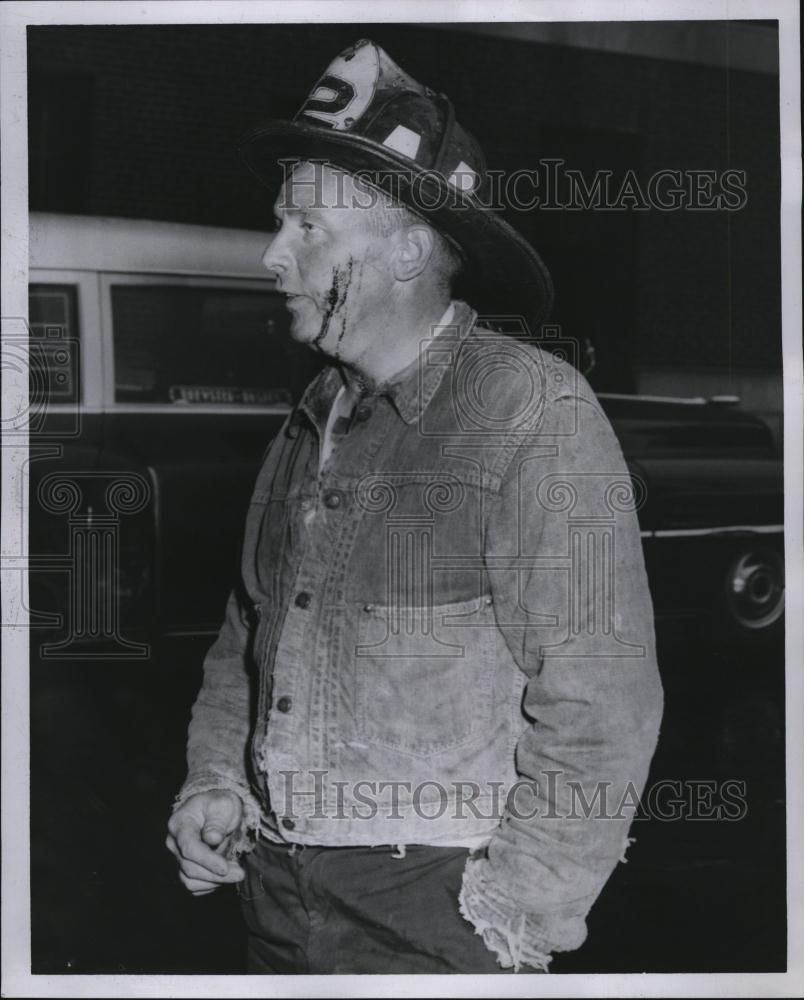 1960 Press Photo Fireman Leslie W Magoon Injured At Hospital - RSL83531 - Historic Images