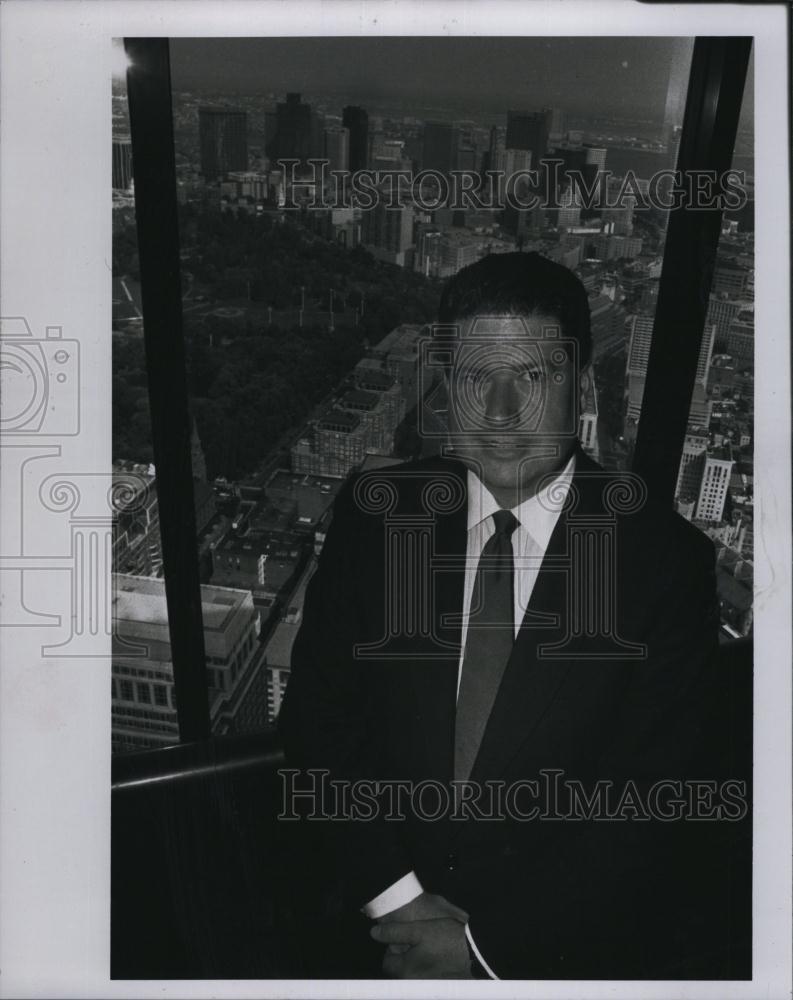 1991 Press Photo Gordon Jones The Concierge Of Boston Looking From Hancock Tower - Historic Images