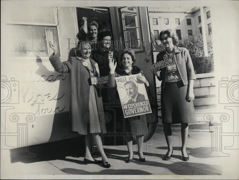 1964 Press Photo Mrs Volpe and GOP women tour Mass State House - RSL40393 - Historic Images